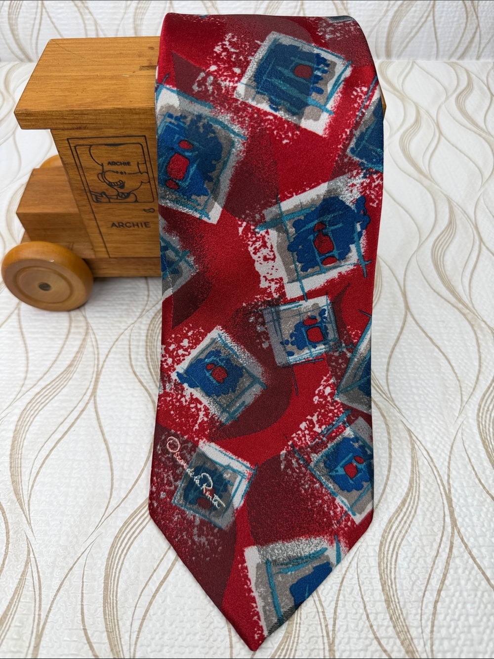 Oscar de la Renta Red Abstract Geometric Silk Tie 4 x 57